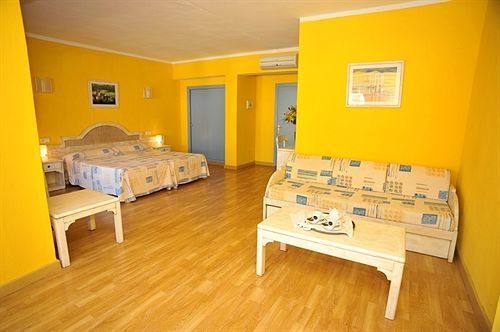 Hostal Hpc Porto Colom Eksteriør billede